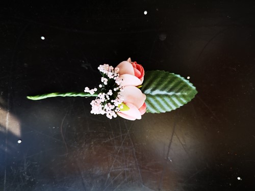 Corsage Simply Pink roze en blaadje Maatwerk