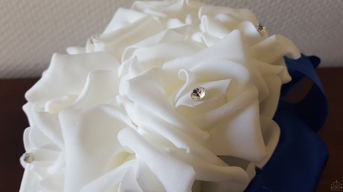 Bruidsmeisjesboeket foamrozen Wit + KOBALTBLAUW met Strass Volledig afgewerkt