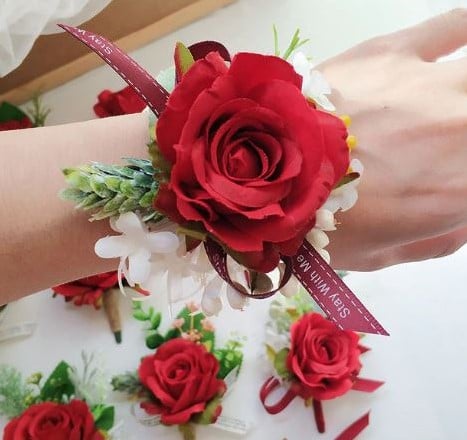 [A-023159] Luxe Polscorsage Zijden bloemen Rood Groen passend bij 023158