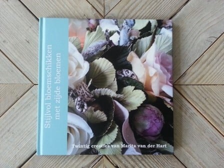 [A-010079] Stijlvol bloemschikken met Zijden bloemen Marita boek bloemschikken
